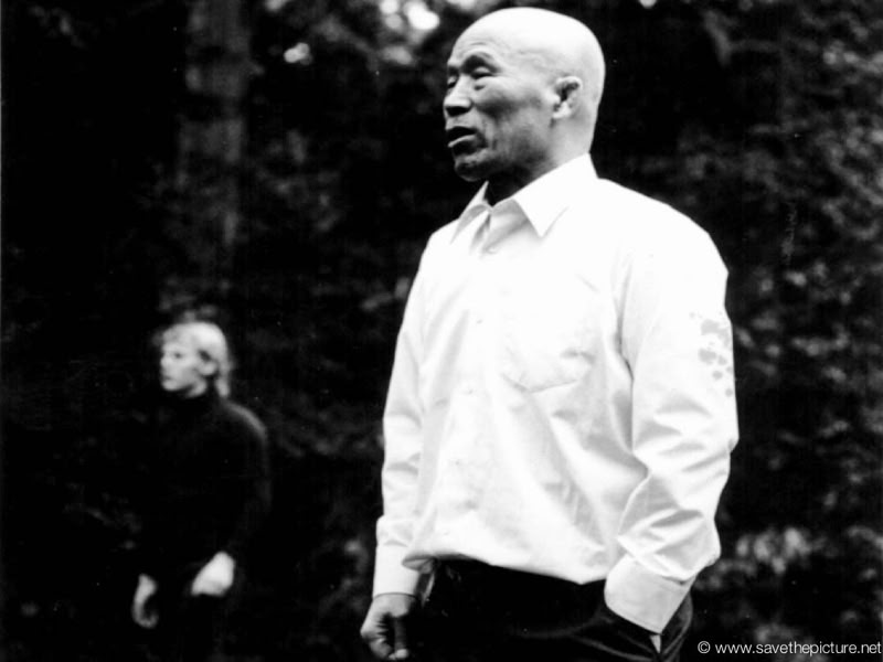 Sawai Sensei watching the Taikiken students during the Sunday morning training in Meiji Jingu, Tokyo.